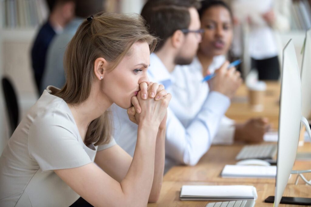 COMO A SOLIDÃO AFETA O LOCAL DE TRABALHO